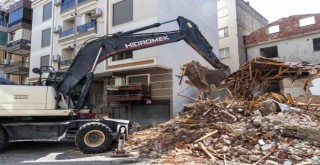 Karşıyaka’da metruk ve riskli binalar yıkılıyor