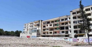 Bostanlı'daki eğik binaların üçü yıkılmayı bekliyor