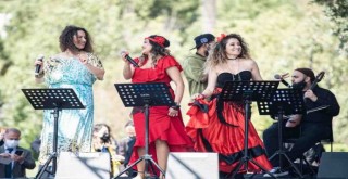 İzmir sanatçılarıyla el ele