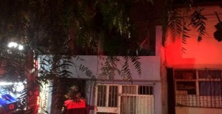 Karşıyaka'da madde bağımlısı evini ateşe verdi