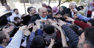 Buca Belediye Başkan Adayı Bekiroğlu çocuklara oyuncak dağıttı