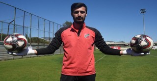 Karşıyaka'da kaleci Erdoğan güven veriyor