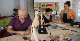 Karşıyaka'da atıklar müzik aletine dönüşüyor