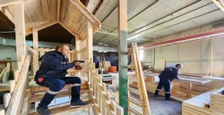 Karşıyaka Belediyesi oyun parkları ekipman üretimini sürdürüyor