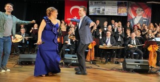 Çiftçioğlu sahneye çıktı, şarkı söyledi, oyun oynadı…