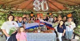 Ruslar, İkinci Dünya Savaşı zaferini Karşıyaka'da kutladı