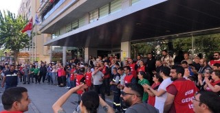 Karşıyaka Belediyesi işçilerinden maaş eylemi
