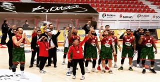 Pınar Karşıyaka tur için parkede...