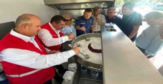 Karşıyaka Kaymakamlığı ve Türk Kızılay Karşıyaka 1500 kişiye aşure dağıttı