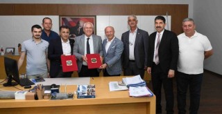 Karabağlar Belediyesi kadrolu işçilerinin TİS sevinci