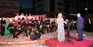 Karabağlar TSM Korosu “Yaz Konseri”yle vatandaşlarla buluştu