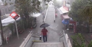 Karşıyaka'da sağanak ve dolu etkili oldu