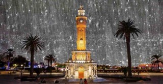 İzmir'de sağanak yağış etkili oluyor