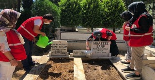 Kızılay Karşıyaka'dan mezar ziyareti...