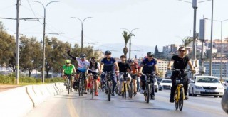 İzmir'de sağlıklı yaşam ve temiz çevre için pedalladılar