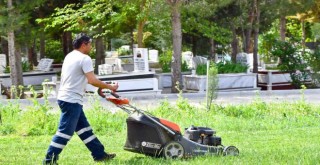 Mezarlıklar bayram sonrasına hazırlanıyor