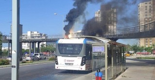 Karşıyaka'da elektrikli otobüs alev aldı