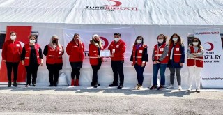 Türk Kızılay Karşıyaka'ya buz patenci kadın kolu başkanı...