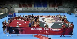 İzmirli voleybolcular 9 Eylül'de tek yürek oldu