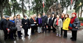 Karşıyaka'da Zübeyde Ana'nın huzurunda 8 Mart anması