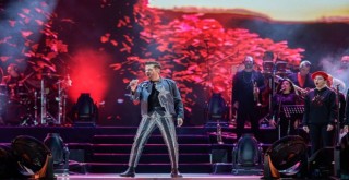 İzmirliler İkinci Yüzyılı Kenan Doğulu ile karşıladı