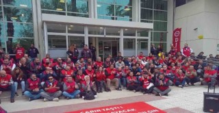 Büyükşehir işçilerinden oturma eylemi