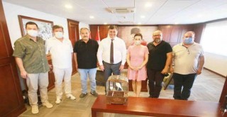 Karşıyakalı Kanarya Yetiştiricileri'nden Başkan Tugay'a ziyaret