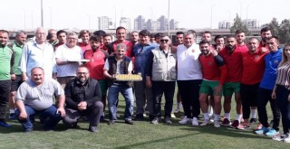 Karşıyakalı Kanarya Severler'den KSK'li futbolculara baklava