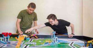 İzmir Büyükşehir Belediyesi’nden gençlere yapay zekâ eğitimi