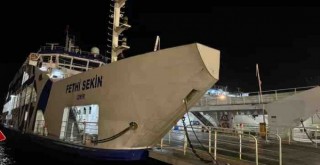 Bostanlı'da feribot iskeleye çarptı: 2 yaralı