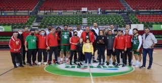 Pınar Karşıyaka, Anadolu Efes deplasmanında