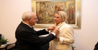 Ak Parti'den istifa eden Karşıyaka Meclis Üyesi CHP'ye geçti