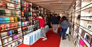 Edebiyat Otobüsü kapılarını Çiğlili okurlara açtı