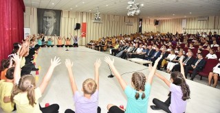 Karşıyaka'da ilk ders zili çaldı