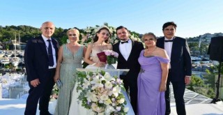 İzmirli dostları mutlu gününde Onan’ları yalnız bırakmadı