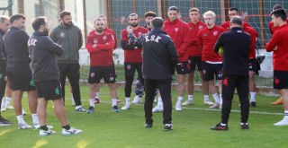 Karşıyaka ara transferi bekliyor...