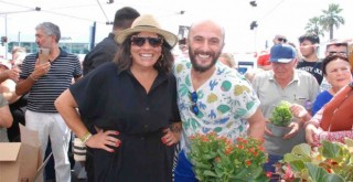 Işın Karaca ve Ümit Ersan Karşıyaka'da çiçek dağıttı