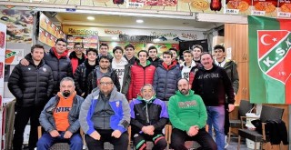 Karşıyaka U 18 Basketbol Takımına pizza ziyafeti