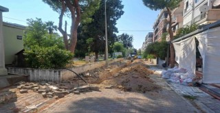 Bostanlı’da elektrik kabloları değişiyor