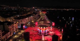 İzmir’in kurtuluşunun 100. yılında tarihe geçen kutlama yapıldı