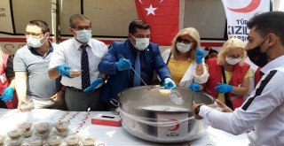 Türk Kızılay Karşıyaka Şubesi, Çarşı'da aşure dağıttı, kan topladı