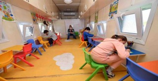 İzmir Büyükşehir çadır kentte de çocukların yanında