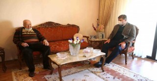 Başkan Tugay’dan asırlık çınara ziyaret