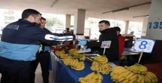 Bayraklı’da zabıta, pazarcılara eldiven ve broşür dağıttı