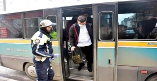 Karşıyaka'da fazla yolcu taşıyan dolmuş şoförüne ceza