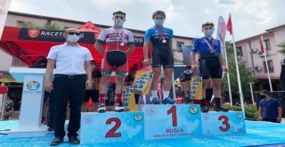 Karşıyakalı bisikletçiler madalyaları topladı