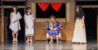 Gaziemir’in çocukları tiyatro sahnesinde büyüyor