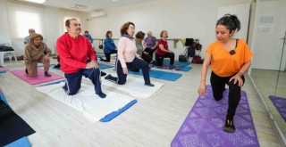 Gaziemir’in çınarlarına yogayla gençlik aşısı