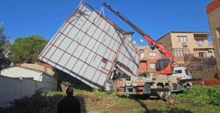 İzmir Büyükşehir Belediyesi ekiplerinin sağanak ve fırtına mesaisi