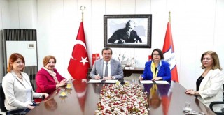 Konak’ta imzalar güçlü kadınlar için atıldı